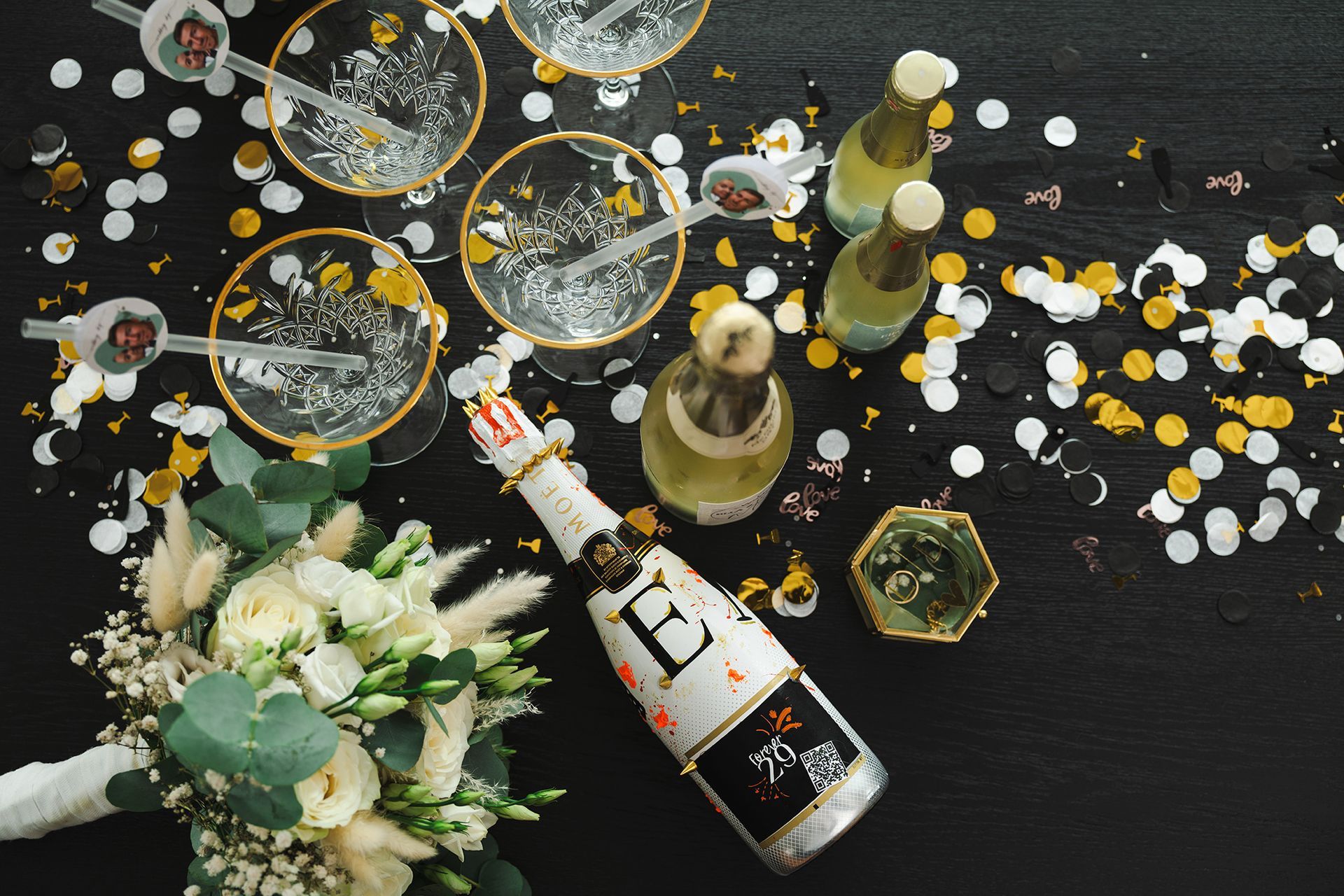 Hochzeitsfoto mit Sekt und Deko