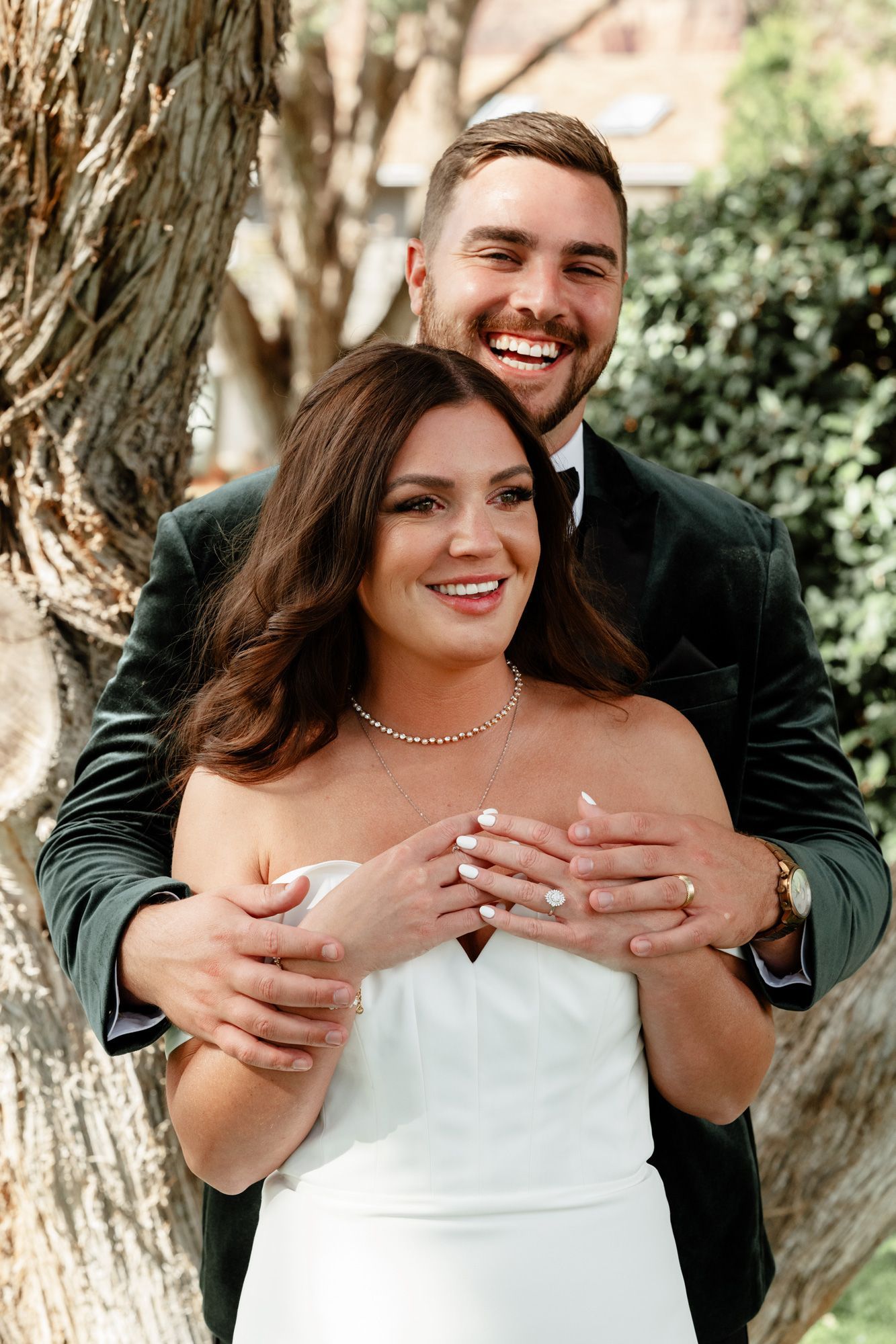 Glückliches Hochzeitspaar wird fotografiert