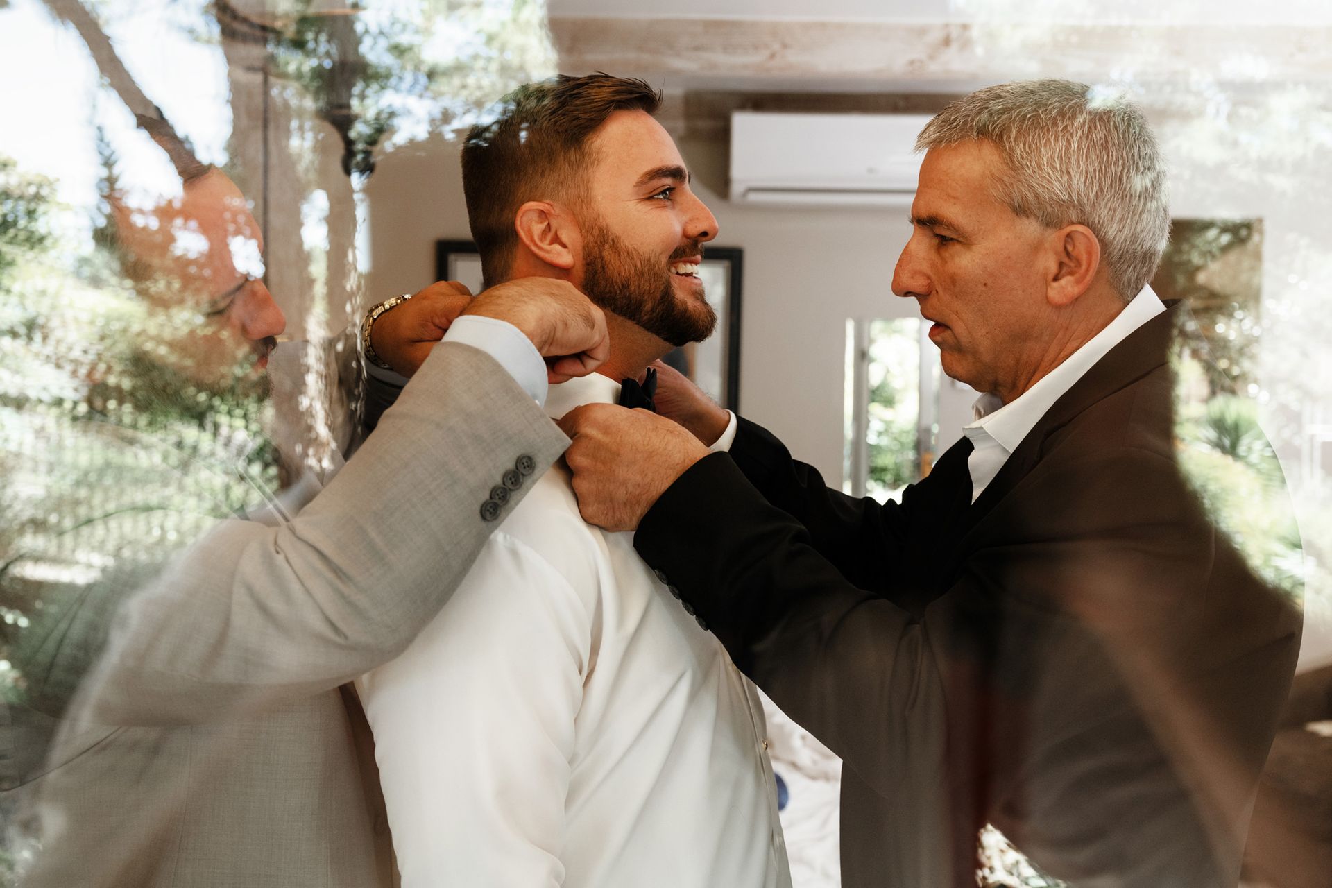 Hochzeitsfoto getting ready des Bräutigams