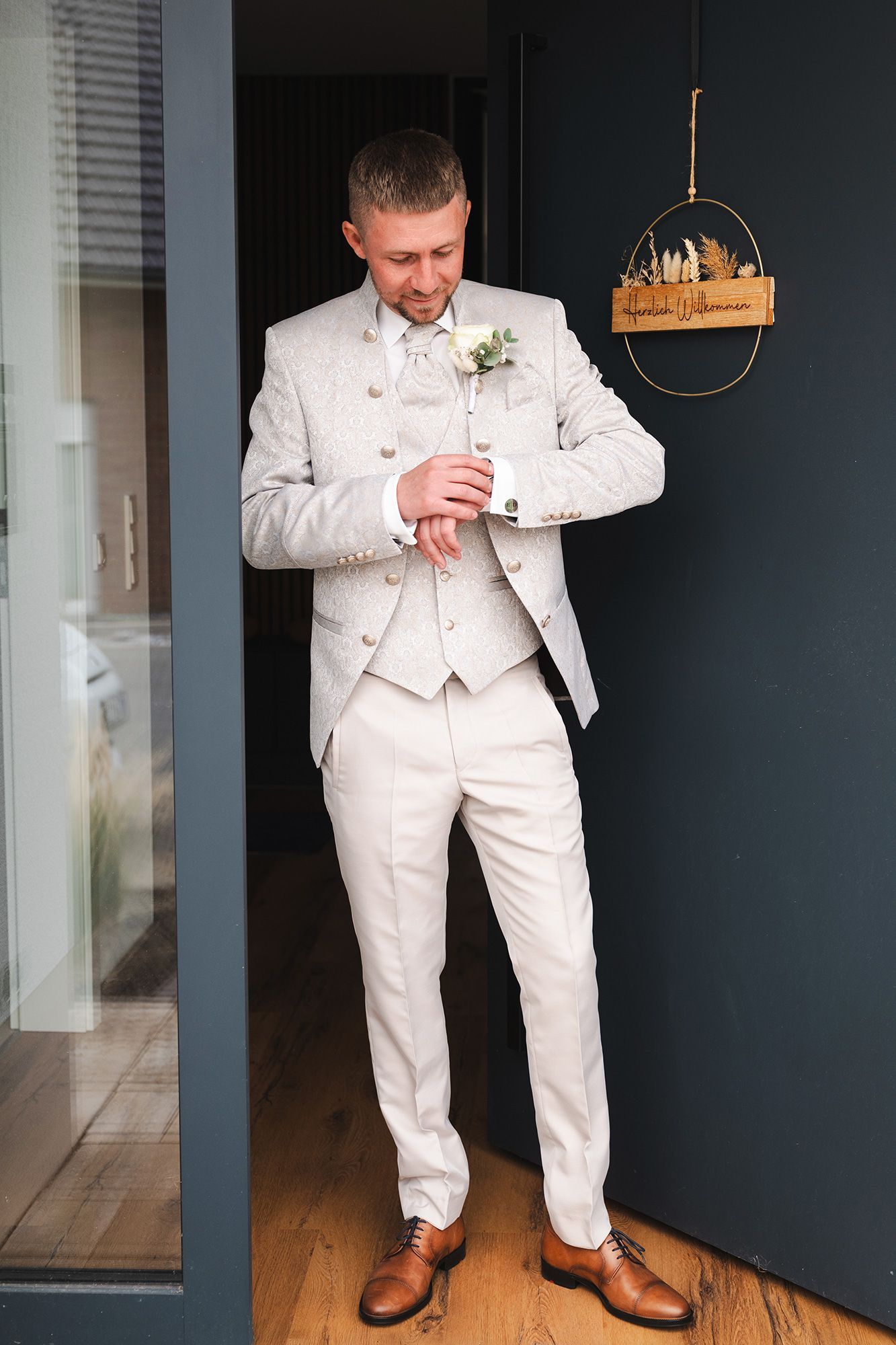 Der wartende Bräutigam steht ungeduldig in der Tür