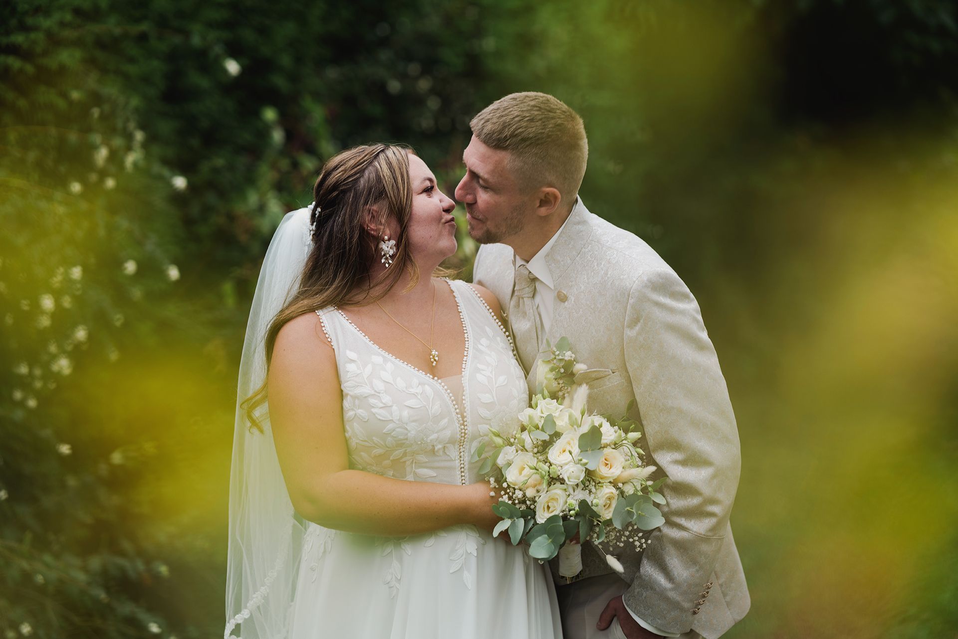 Hochzeitsfoto vom Brautpaar mit unscharfem Vordergrund