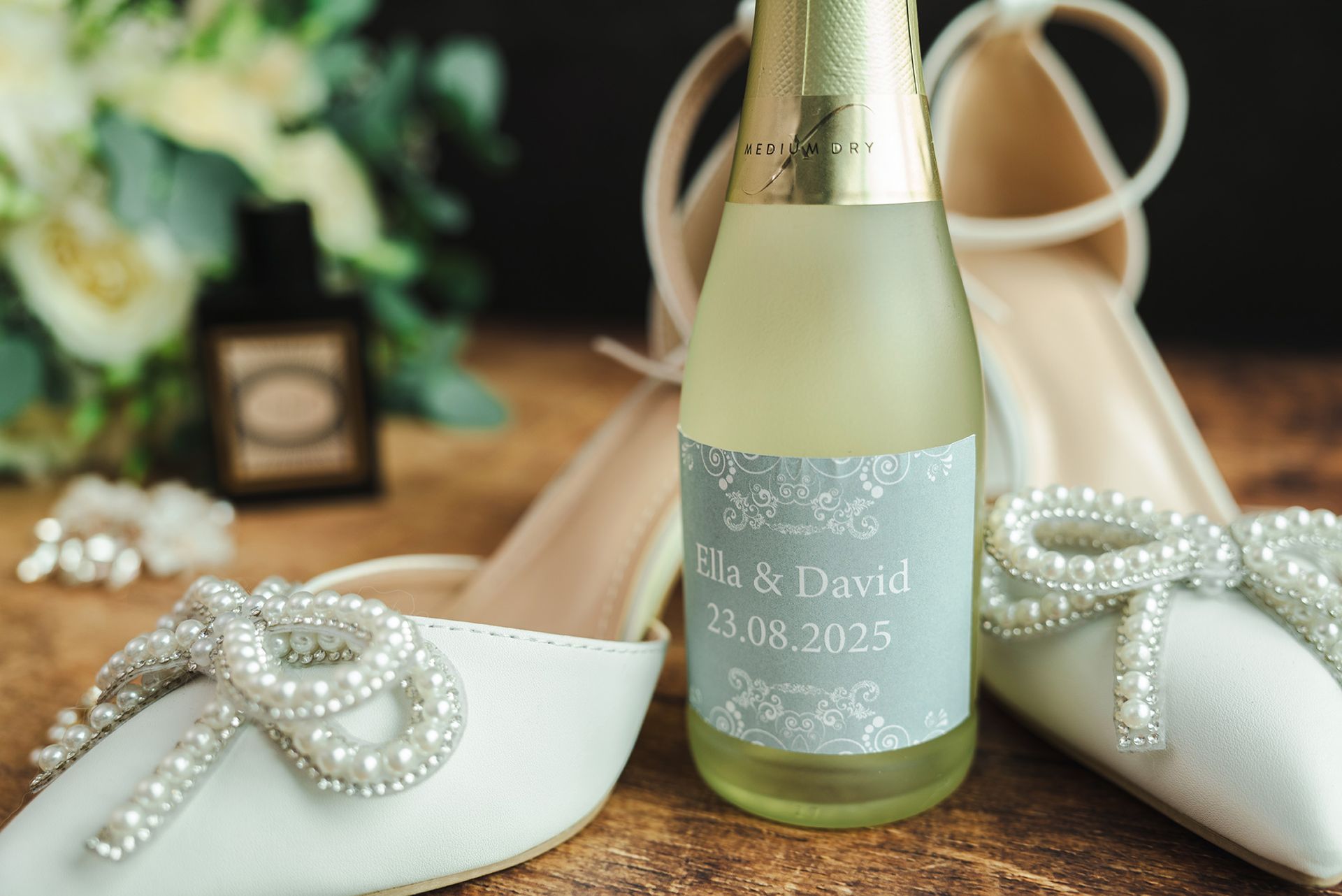 Ein Detailfoto mit Hochzeitsschuhen der Braut