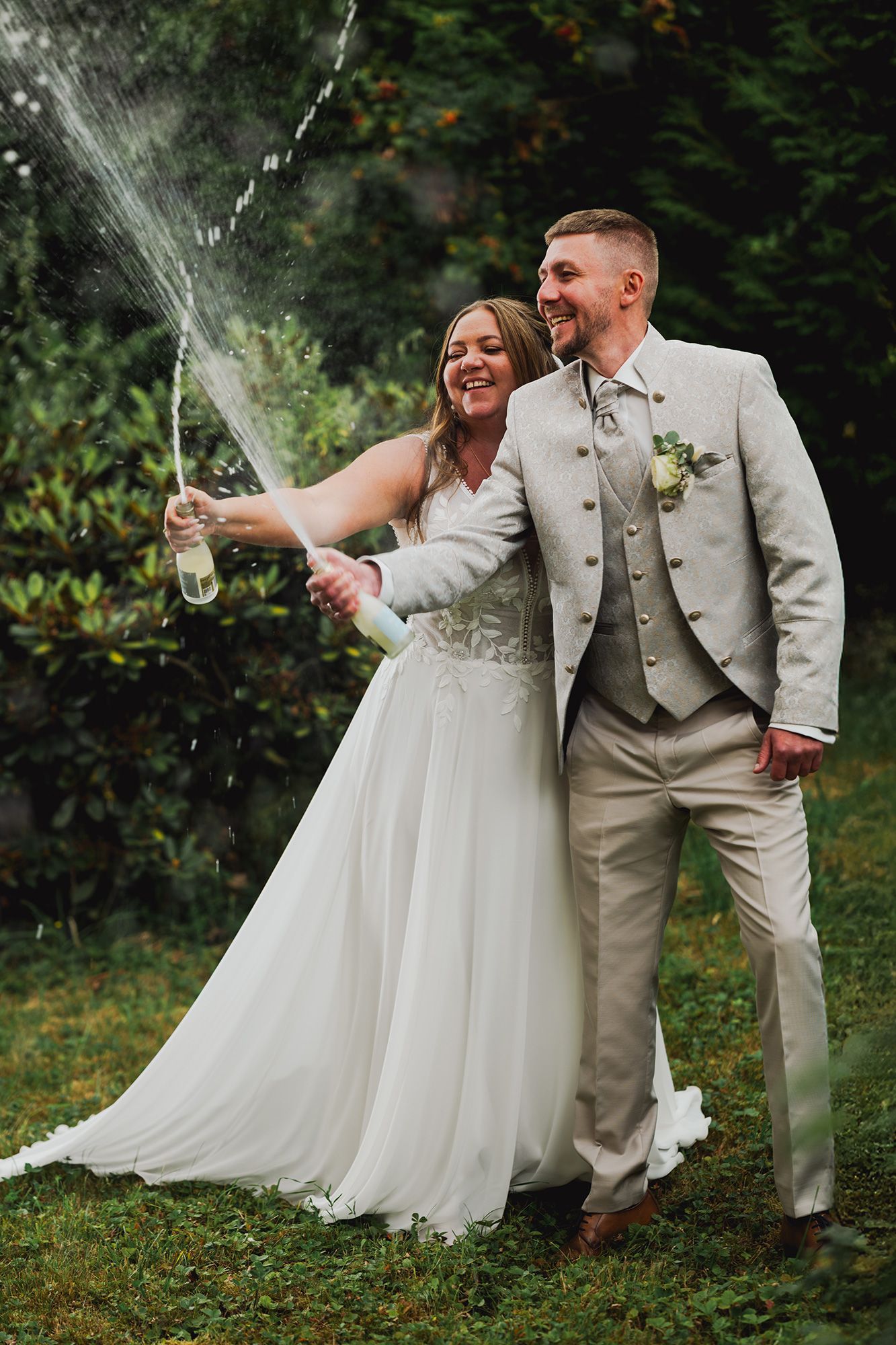 Brautpaarshooting mit spritzendem Sekt