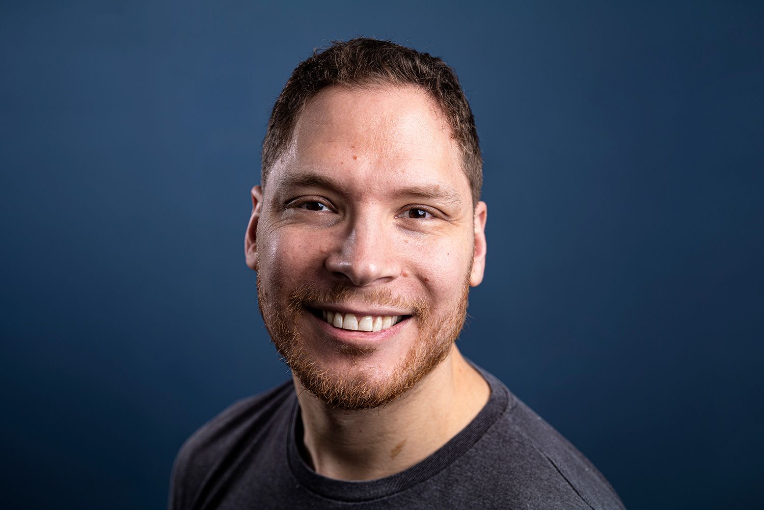 Männerportrait mit blauem Hintergrund