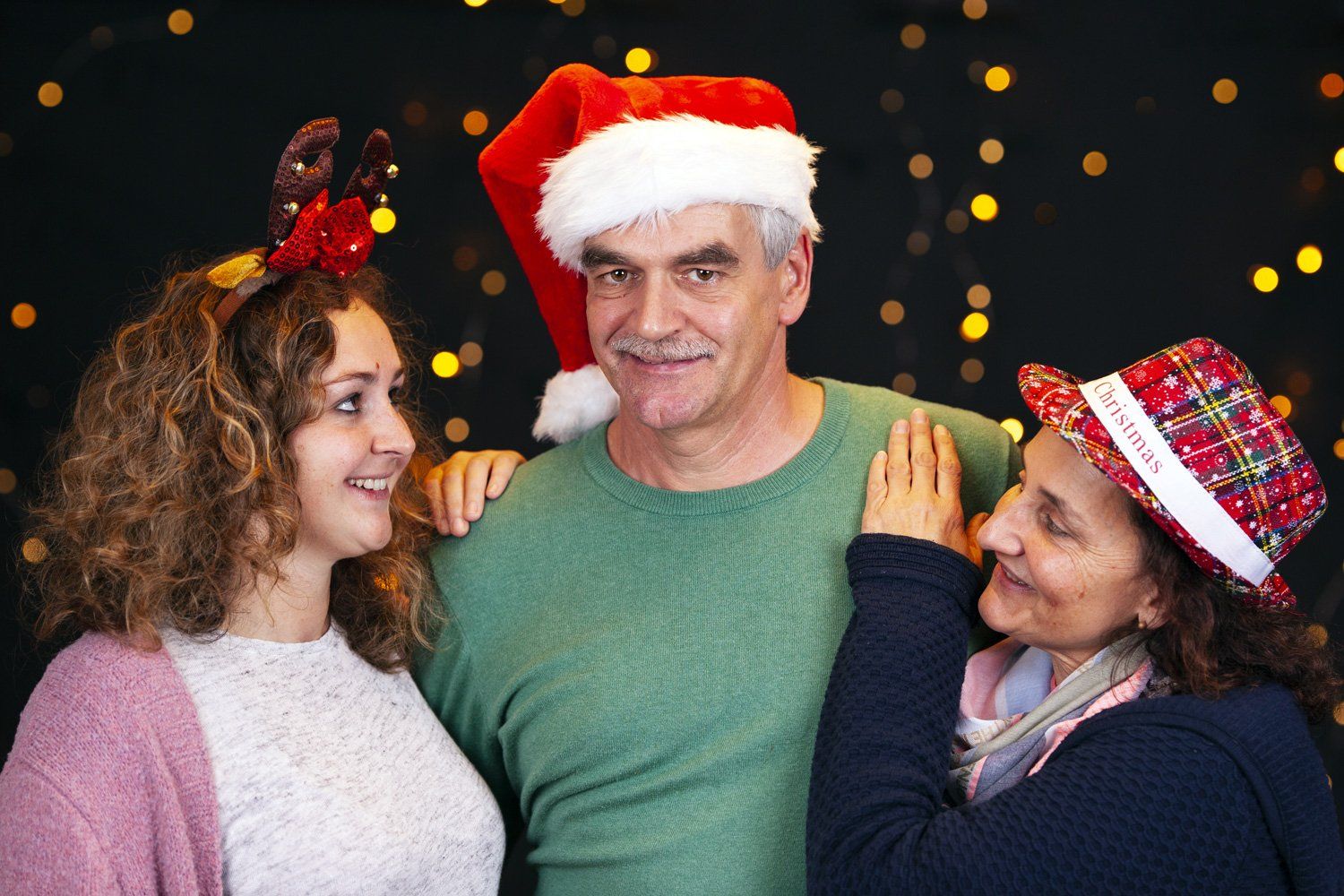 Witziges weihnachtliches Familienfoto