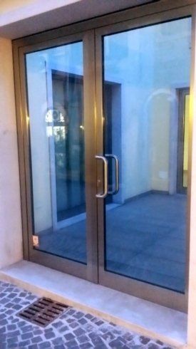 Porta d'ingresso con maniglia