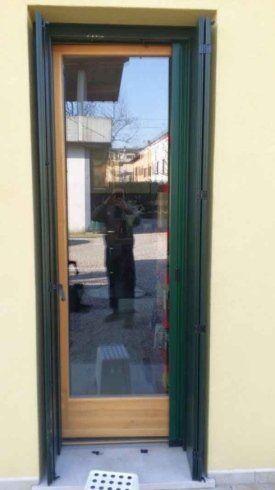 Porta finestra con persiane