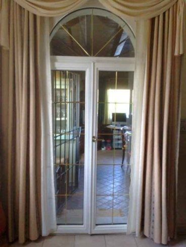 porta finestra con tende