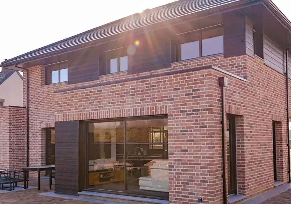 La brique moulée à la main change-t-elle l’âme d’une maison ?