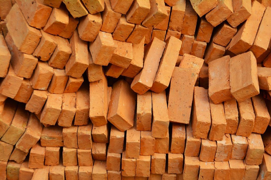 Guide complet : comment fabriquer et utiliser les briques de terre stabilisée