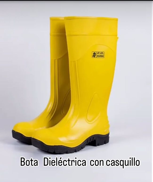 Un par de botas de lluvia amarillas con las palabras 