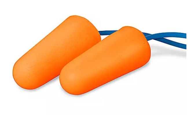 Un par de tapones para los oídos de color naranja con un cordón azul sobre un fondo blanco.