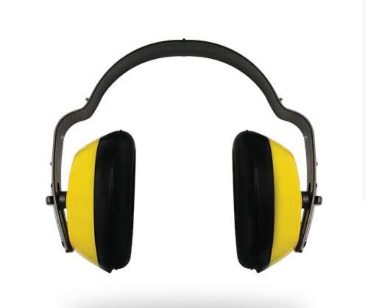 Un par de orejeras de color amarillo y negro sobre un fondo blanco.