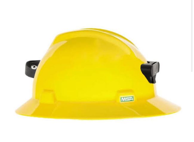 Un casco amarillo con la palabra Mira escrita en él.