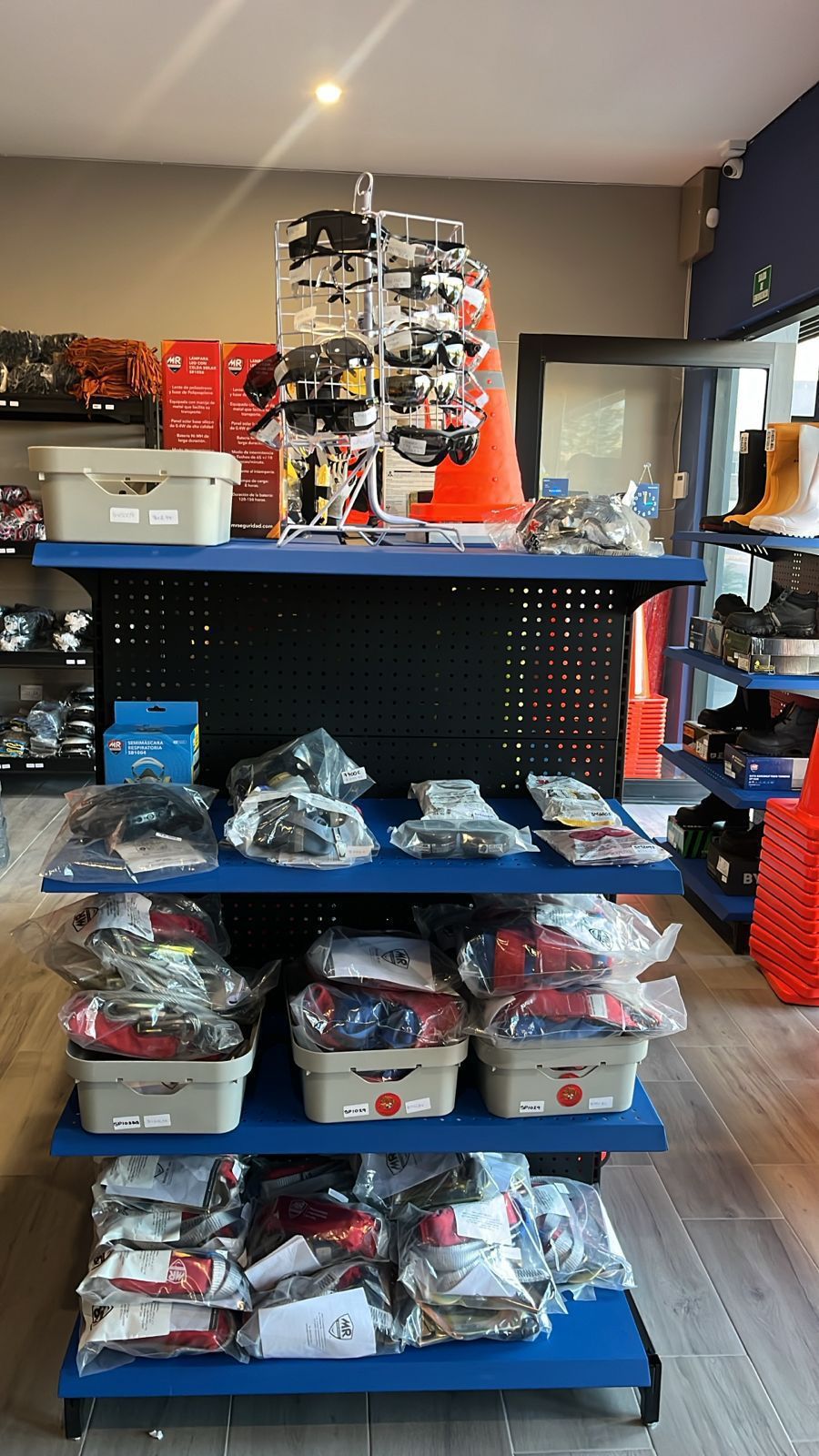 Una tienda llena de muchos artículos diferentes en los estantes.