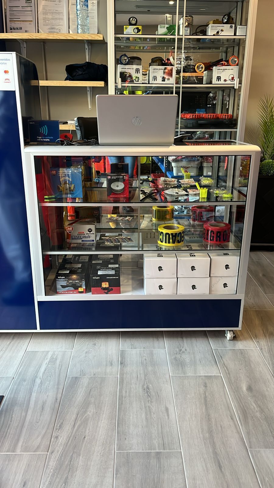 Una vitrina llena de muchos artículos en una tienda.