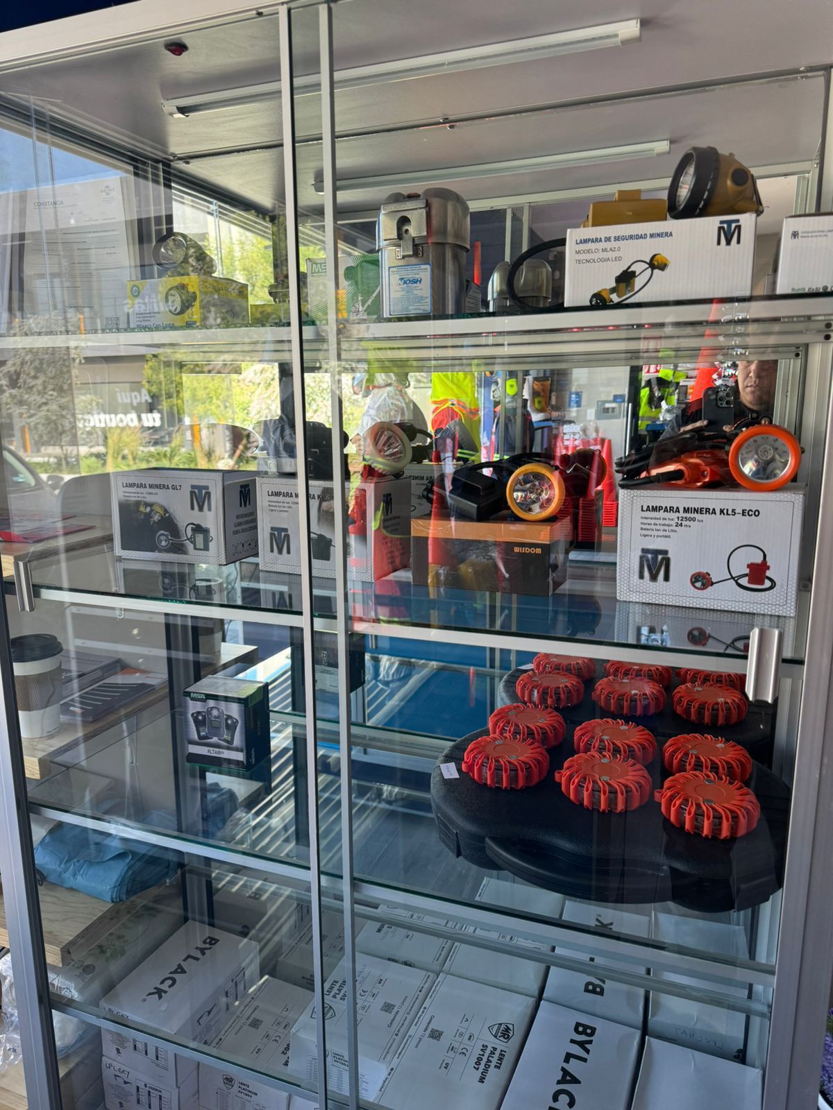 Una vitrina de cristal llena de una variedad de artículos.