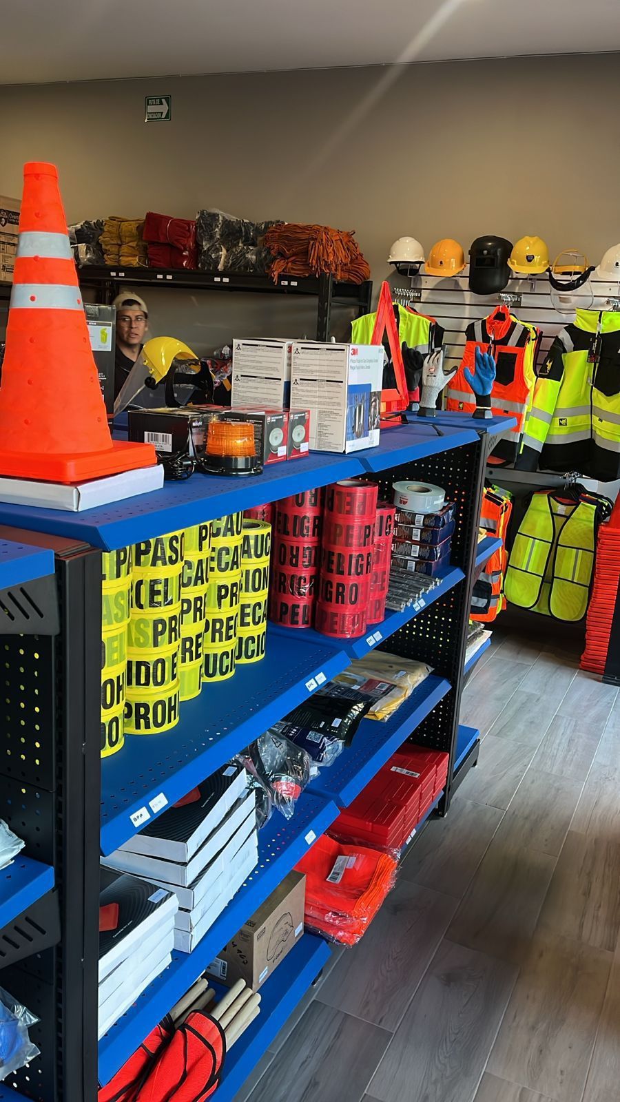 Una tienda llena de estantes llenos de equipos de seguridad.