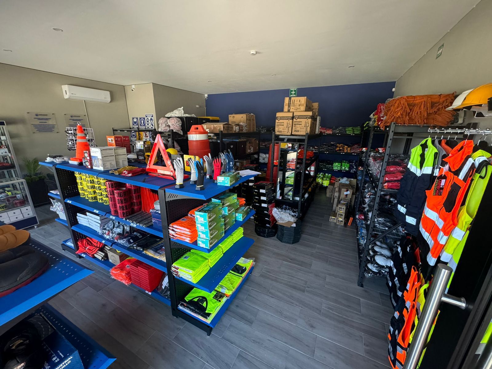 Una tienda llena de muchos estantes y cajas.