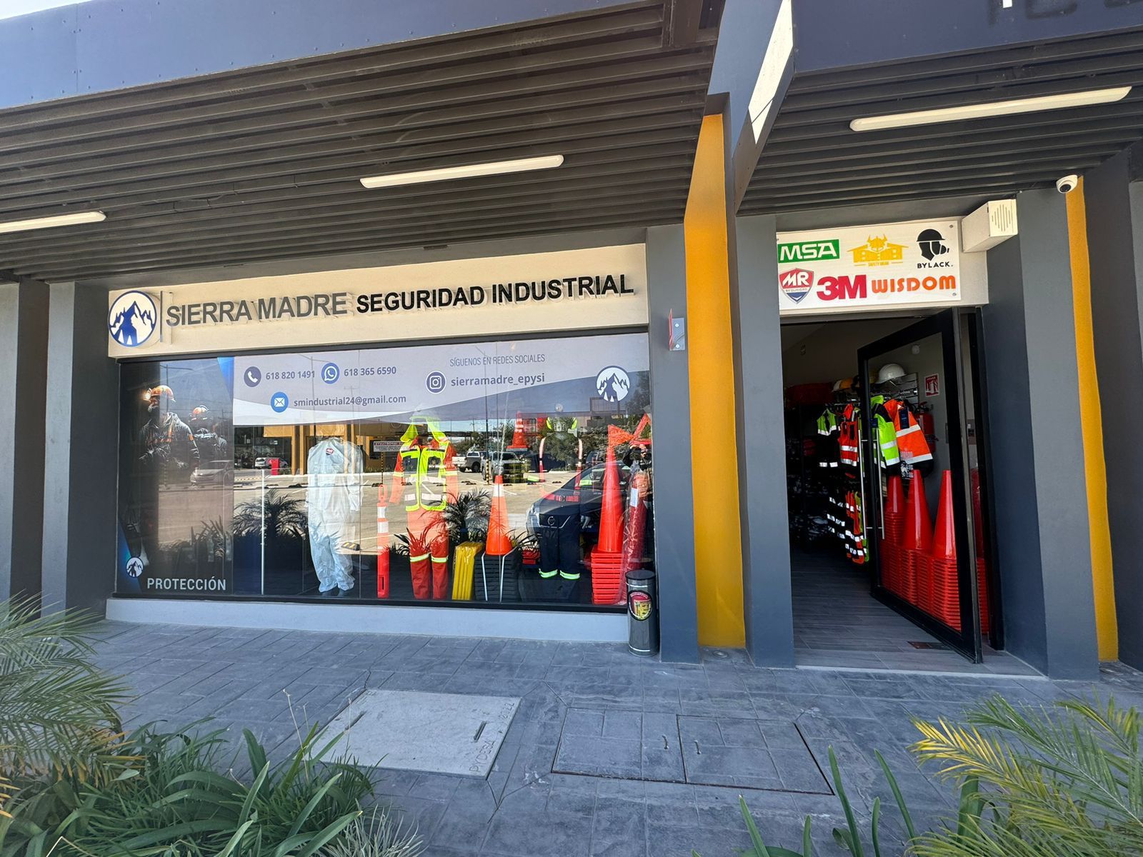 Una tienda con una gran cantidad de equipos de seguridad en exhibición.