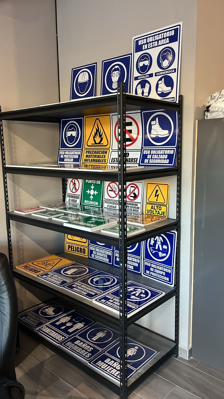 Un estante lleno de una variedad de señales de seguridad.