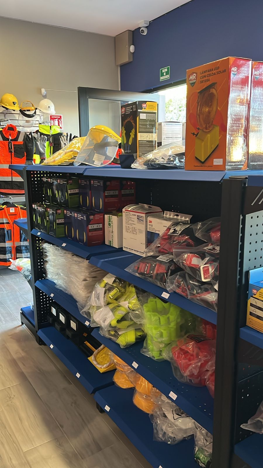 Una tienda llena de estantes llenos de muchos artículos diferentes.