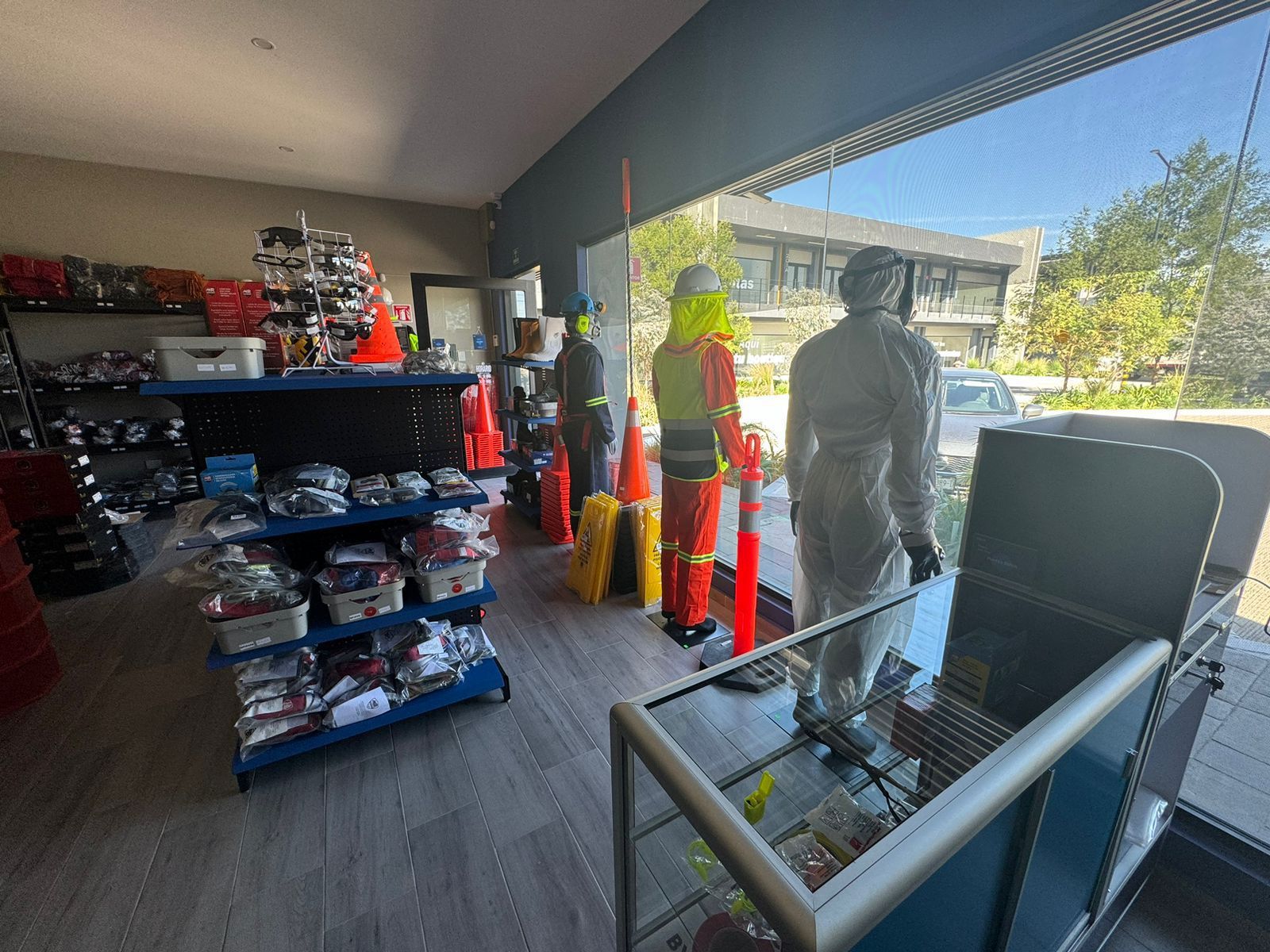 Una tienda llena de equipos de seguridad y maniquíes.