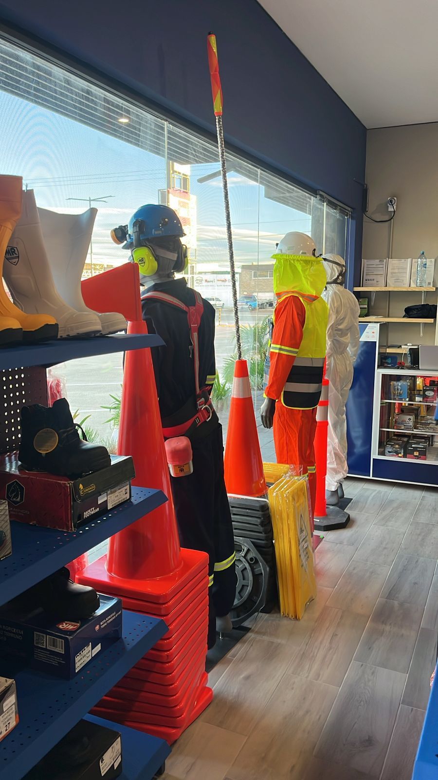 Una tienda llena de equipos de seguridad y maniquíes.