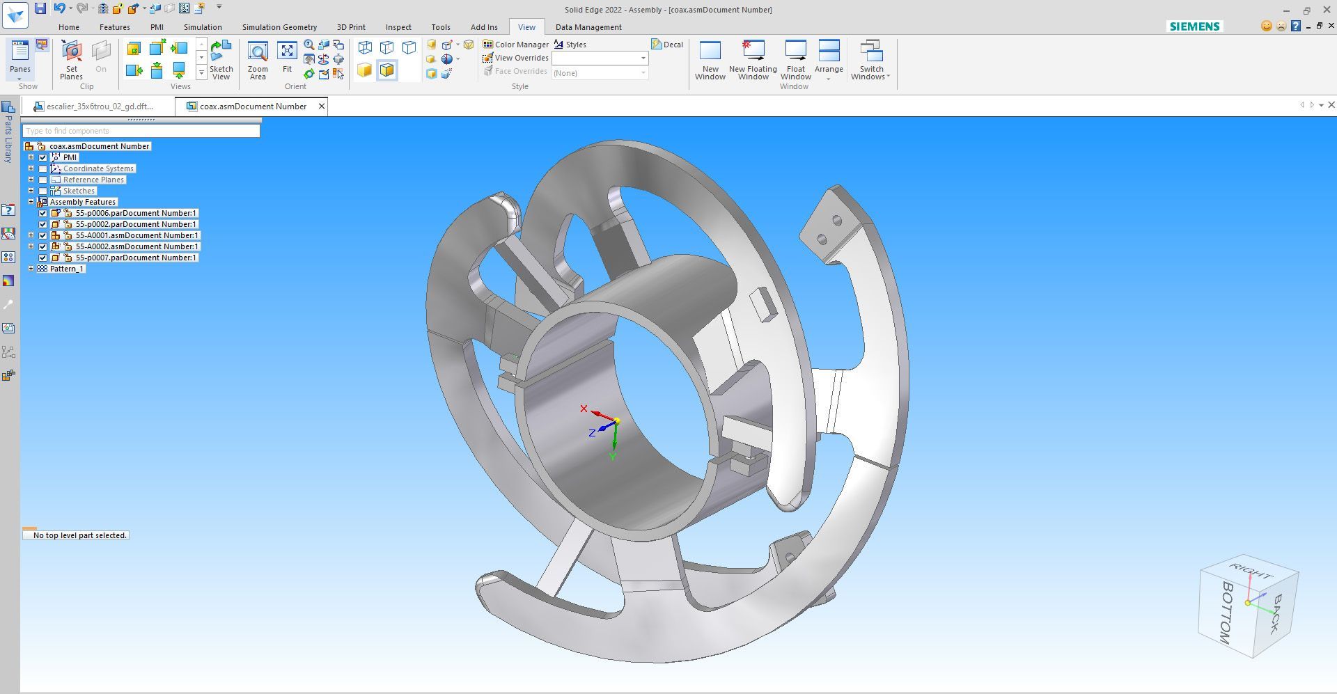 Modèle 3D d'une pièce mécanique complexe dans un logiciel de CAO, avec un fond bleu et une barre d'outils.