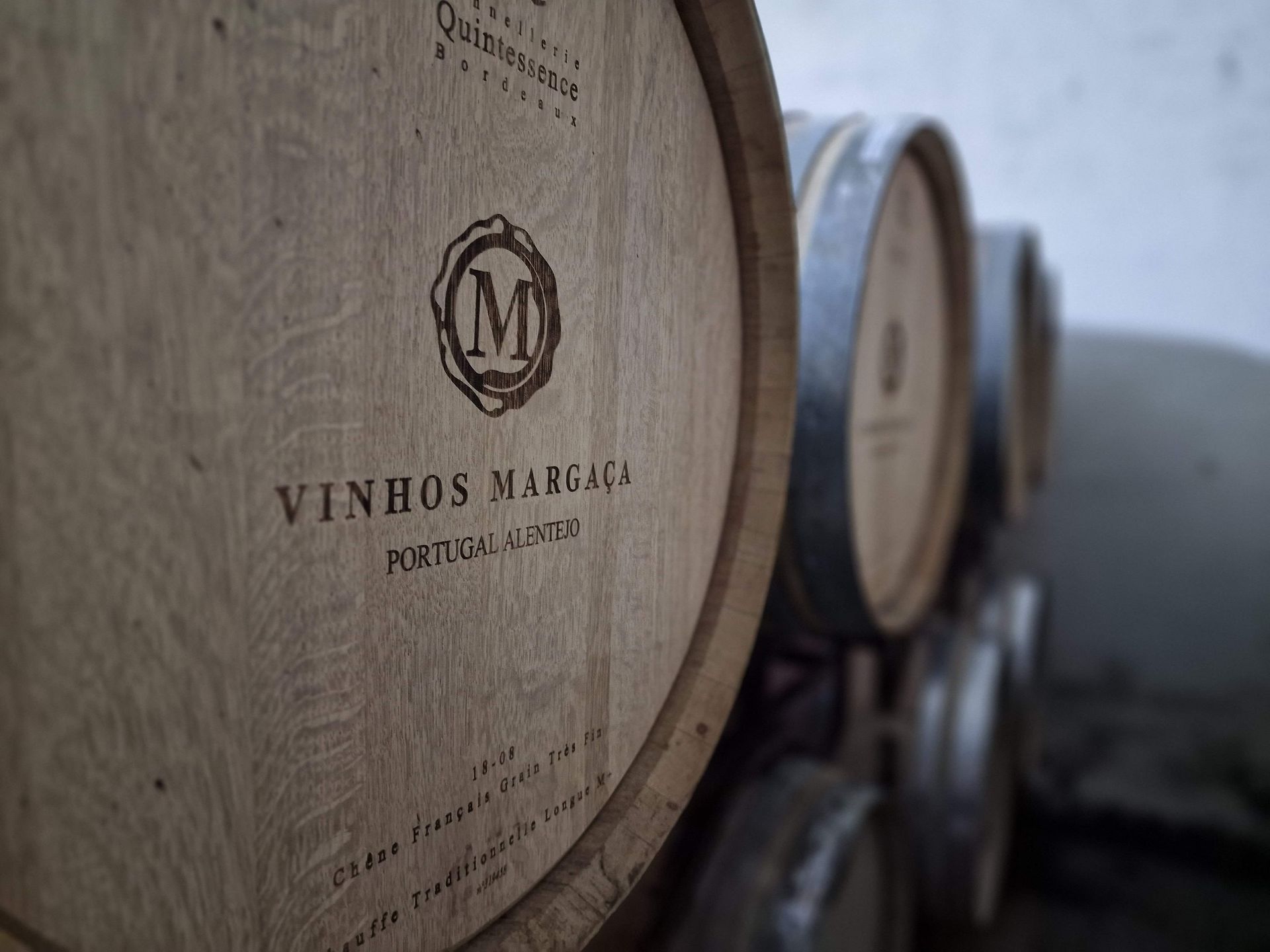 Houten wijnvaten met logo en tekst 