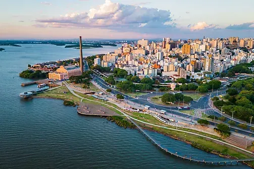 Uma vista aérea de uma cidade cercada por água e árvores.