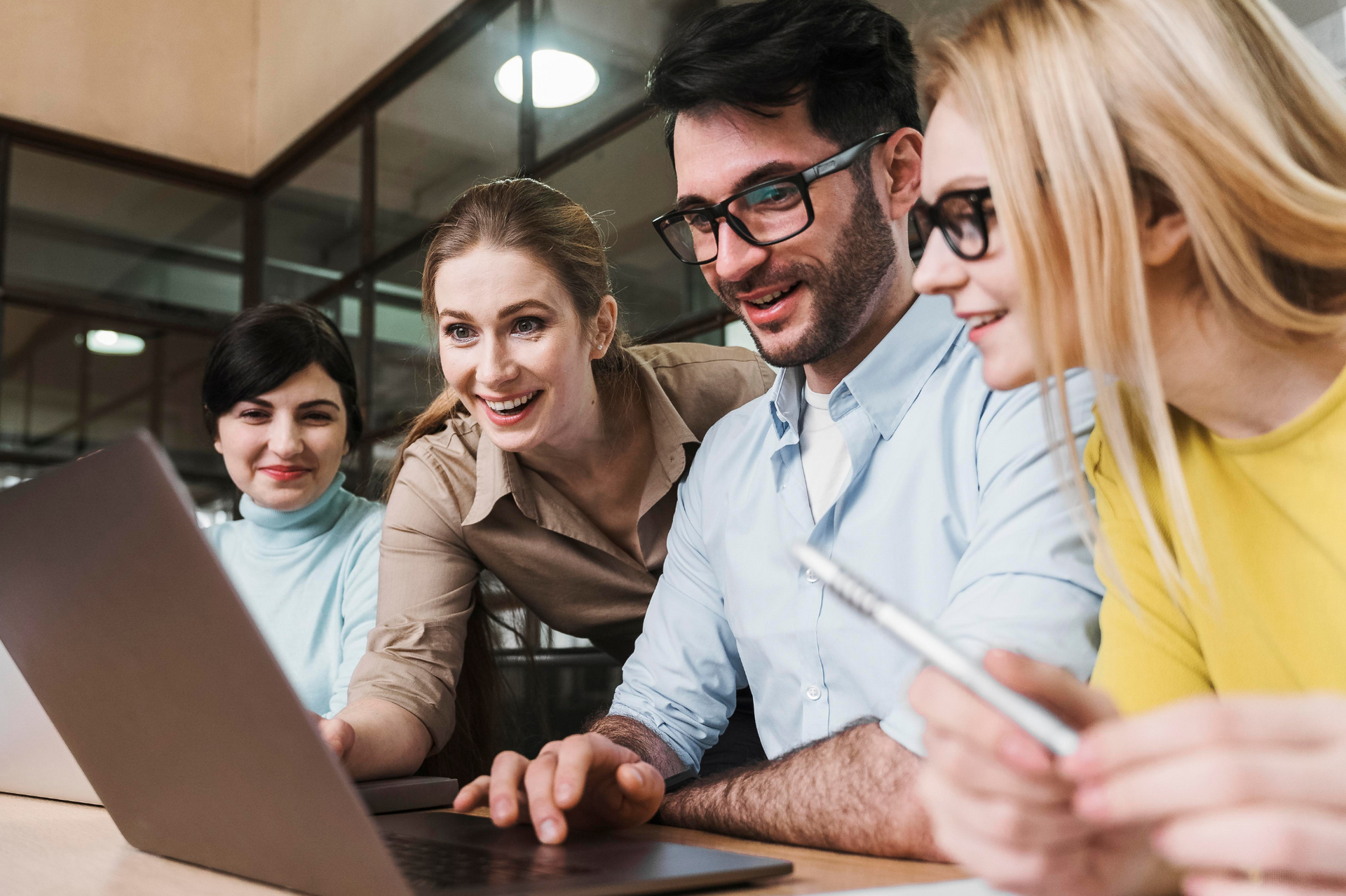 Equipe de marketing e vendas analisando leads, otimizando o funil com ADLOCAL.