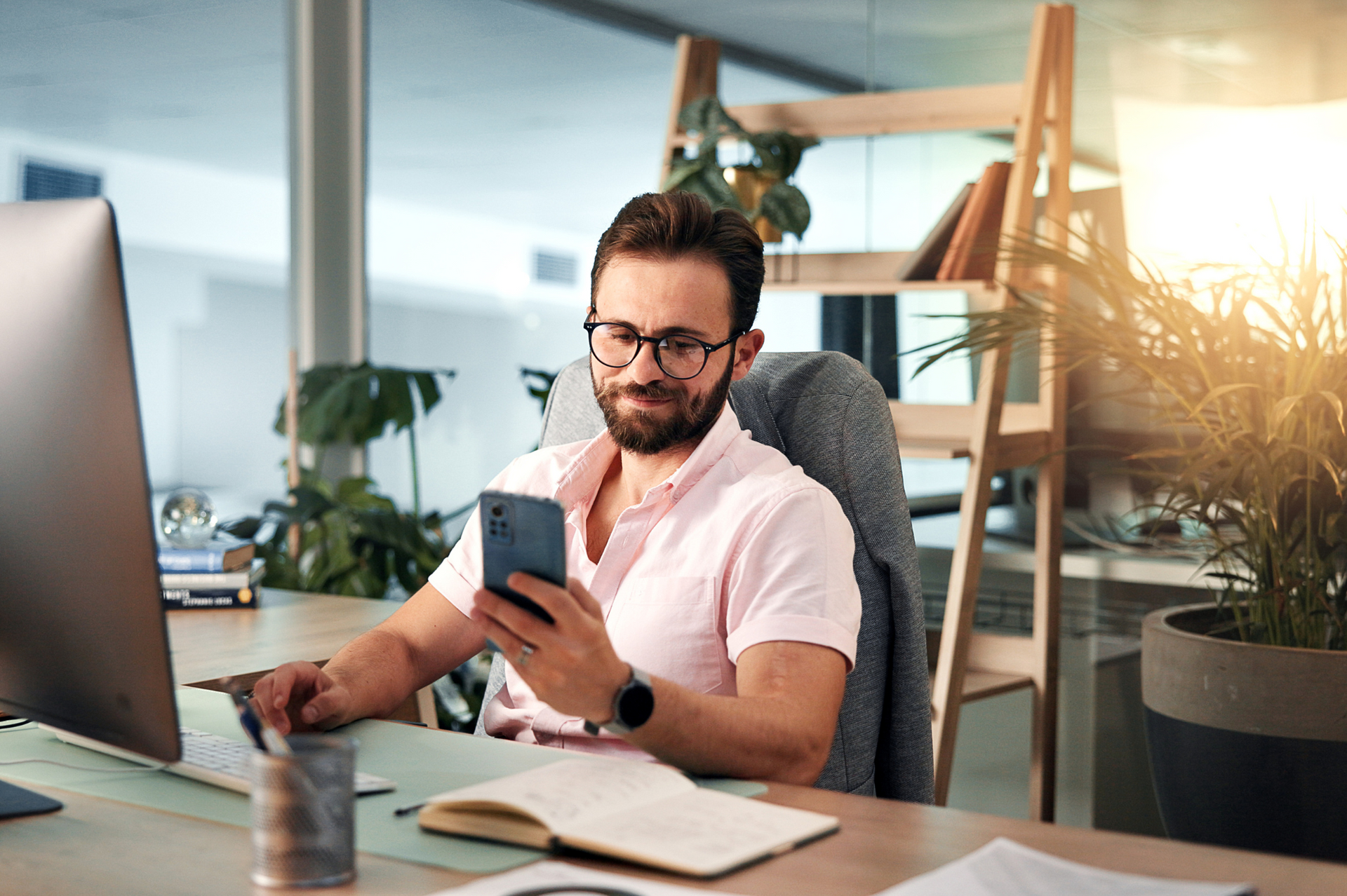 Profissional atendendo clientes via WhatsApp e Instagram com estratégia de social selling da ADLOCAL