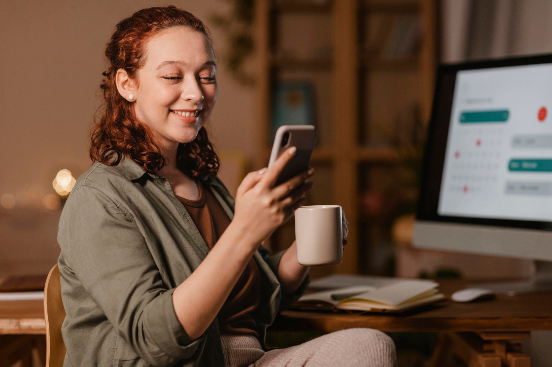 Usuário de smartphone, site otimizado para Experiência Mobile-First com ADLOCAL.