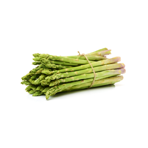 un mazzo di asparagi verdi legati insieme con lo spago su uno sfondo bianco.