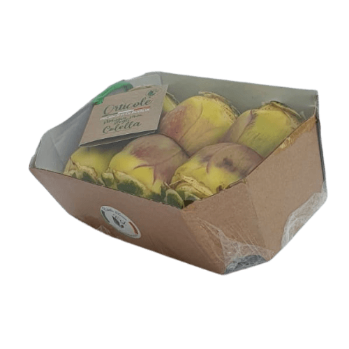 una scatola di carciofi è avvolta nella plastica