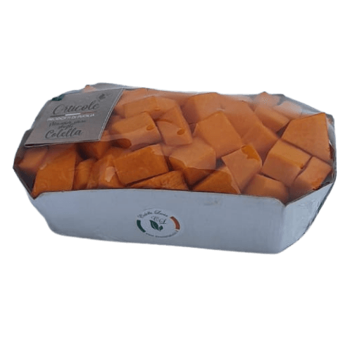 un vassoio di zucca cubettata