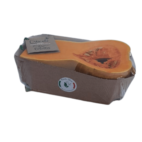 una zucca a fette in un contenitore di cartone