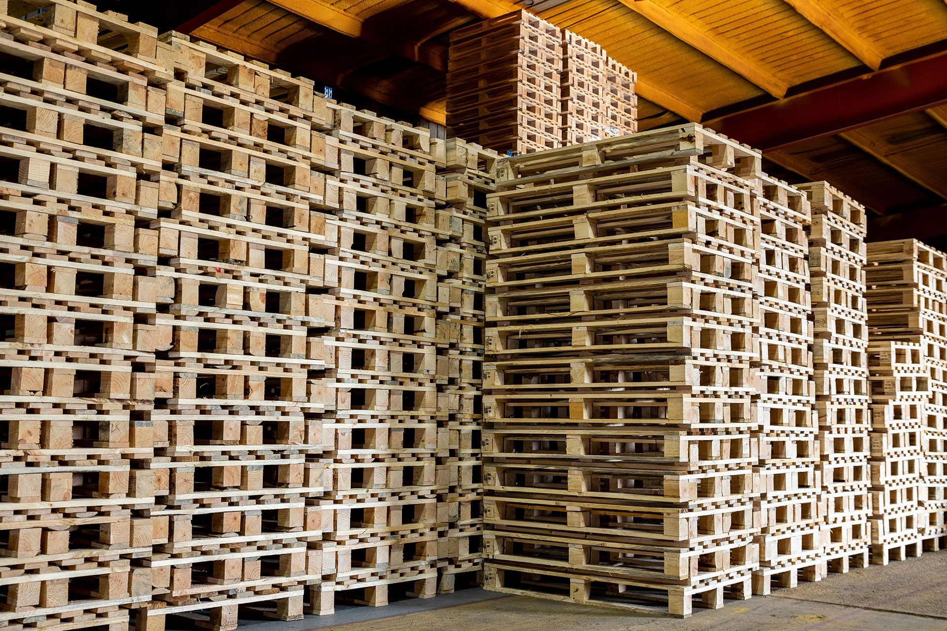 Pallet storage: logistics and shipping