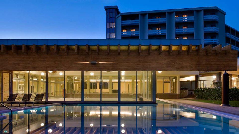 sistema di illuminazione per piscine all'aperto