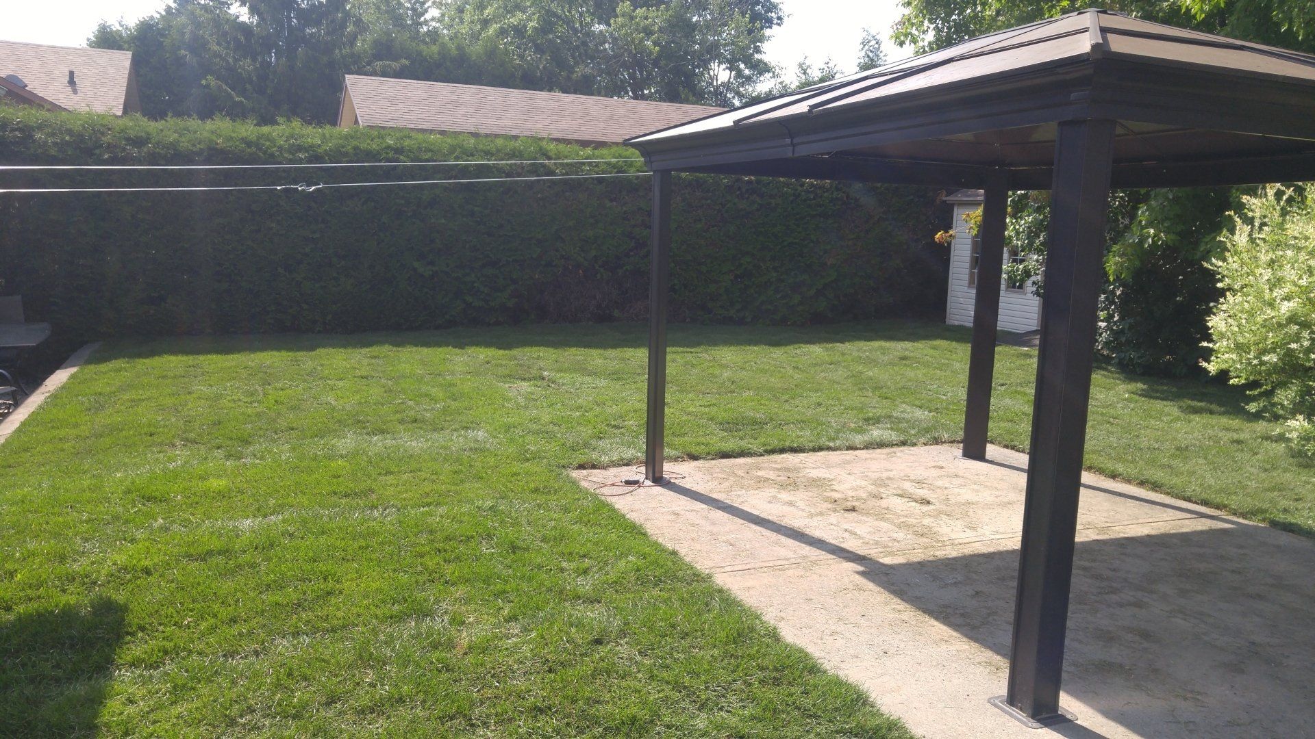 jardin avec gazon et gazebo