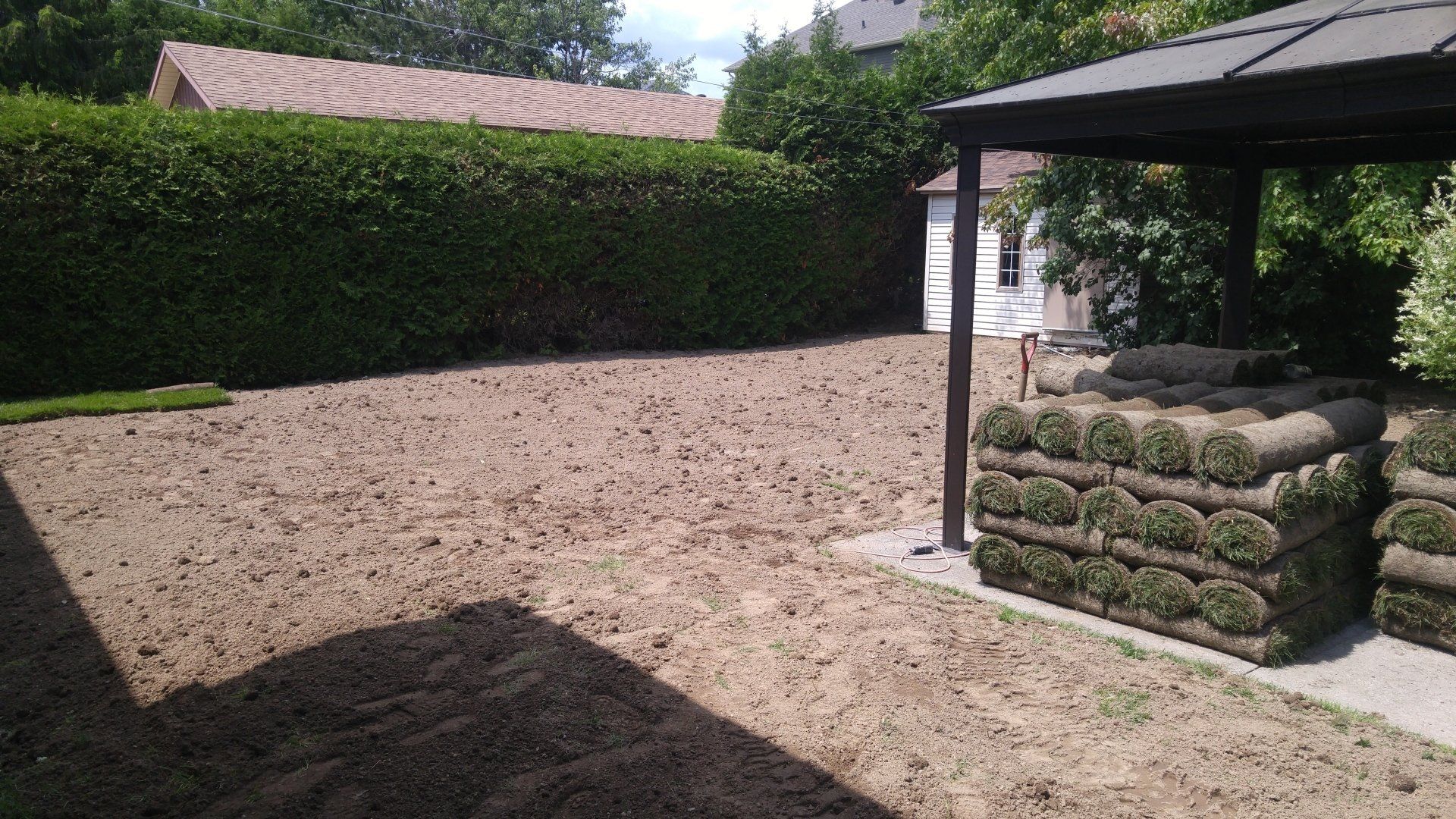 arrière-cour en préparation pour l'installation d'herbe