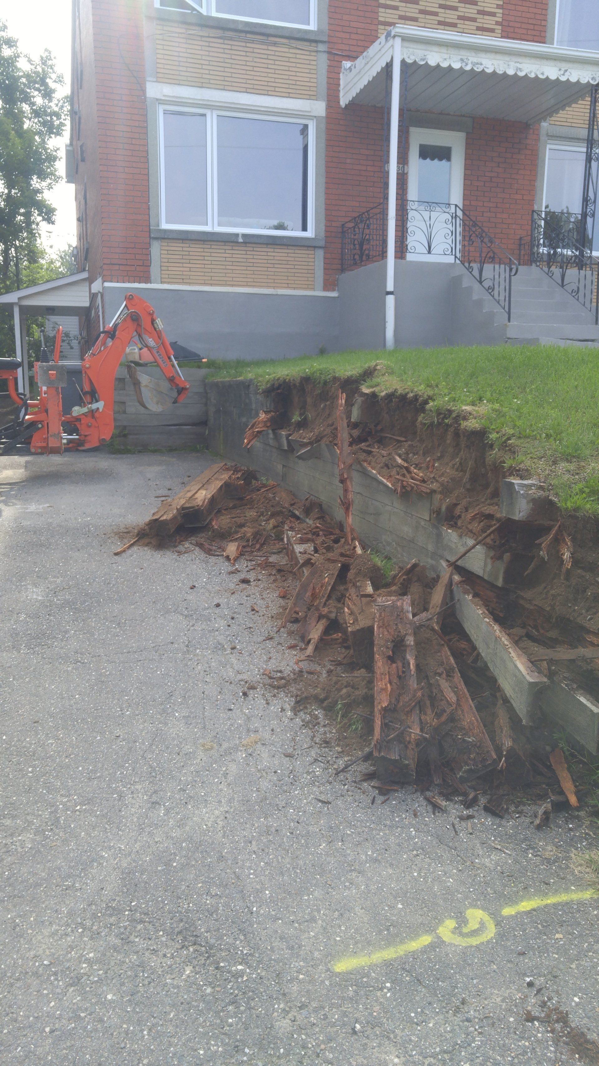 cour avant de la maison en cours d'aménagement paysager