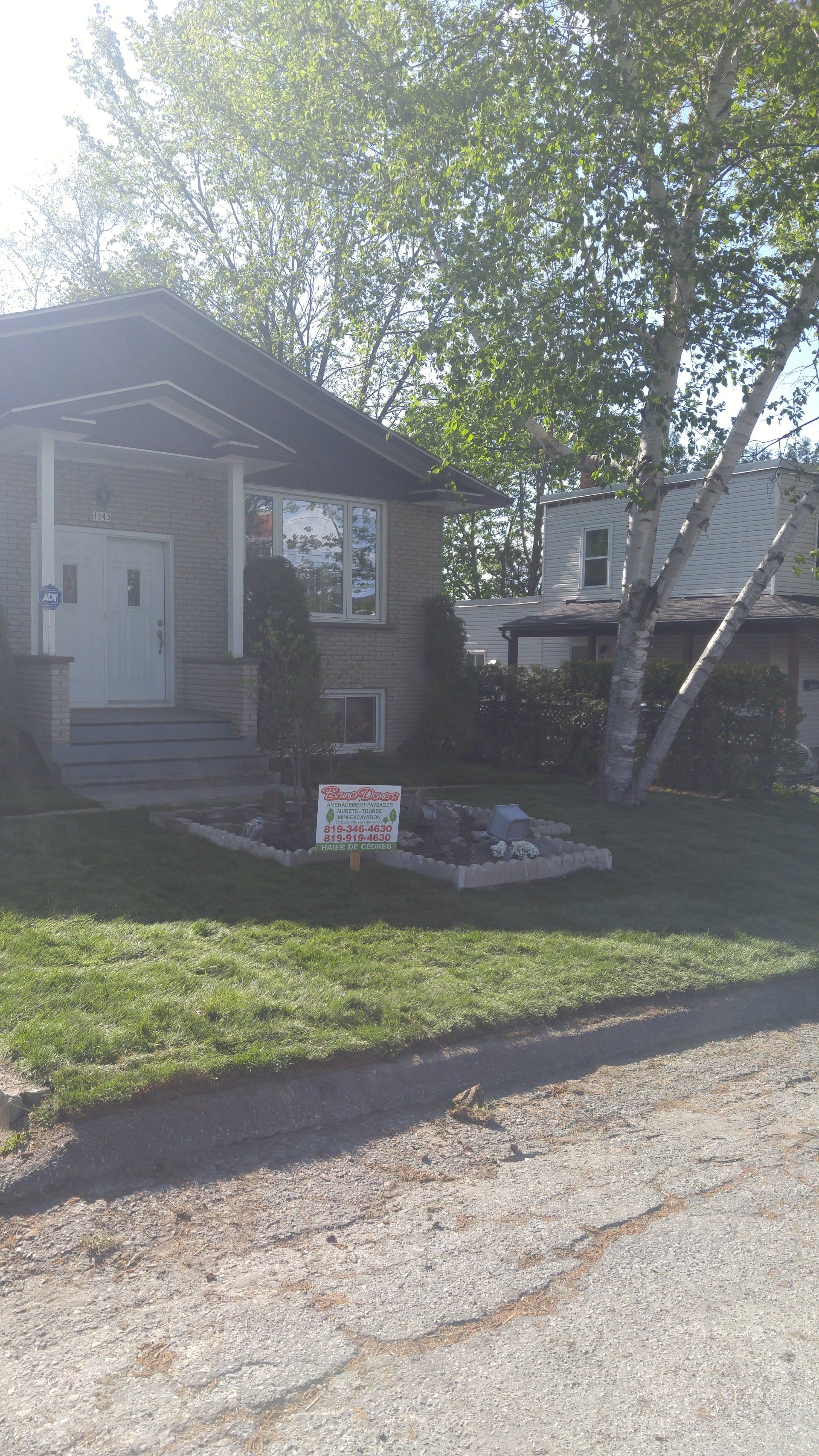 devant de la maison avec de l'herbe nouvellement installée