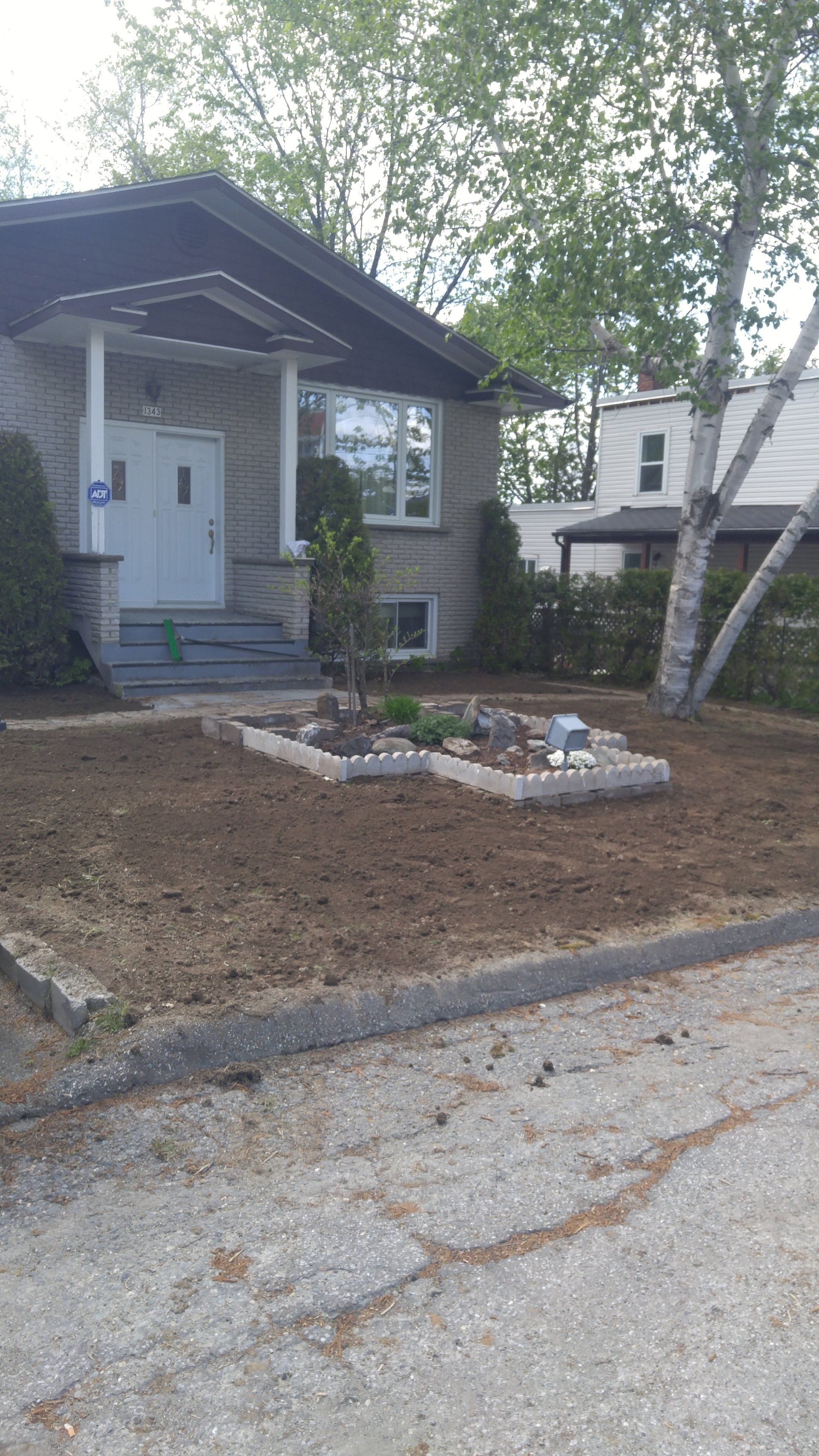 devant la maison sans herbe