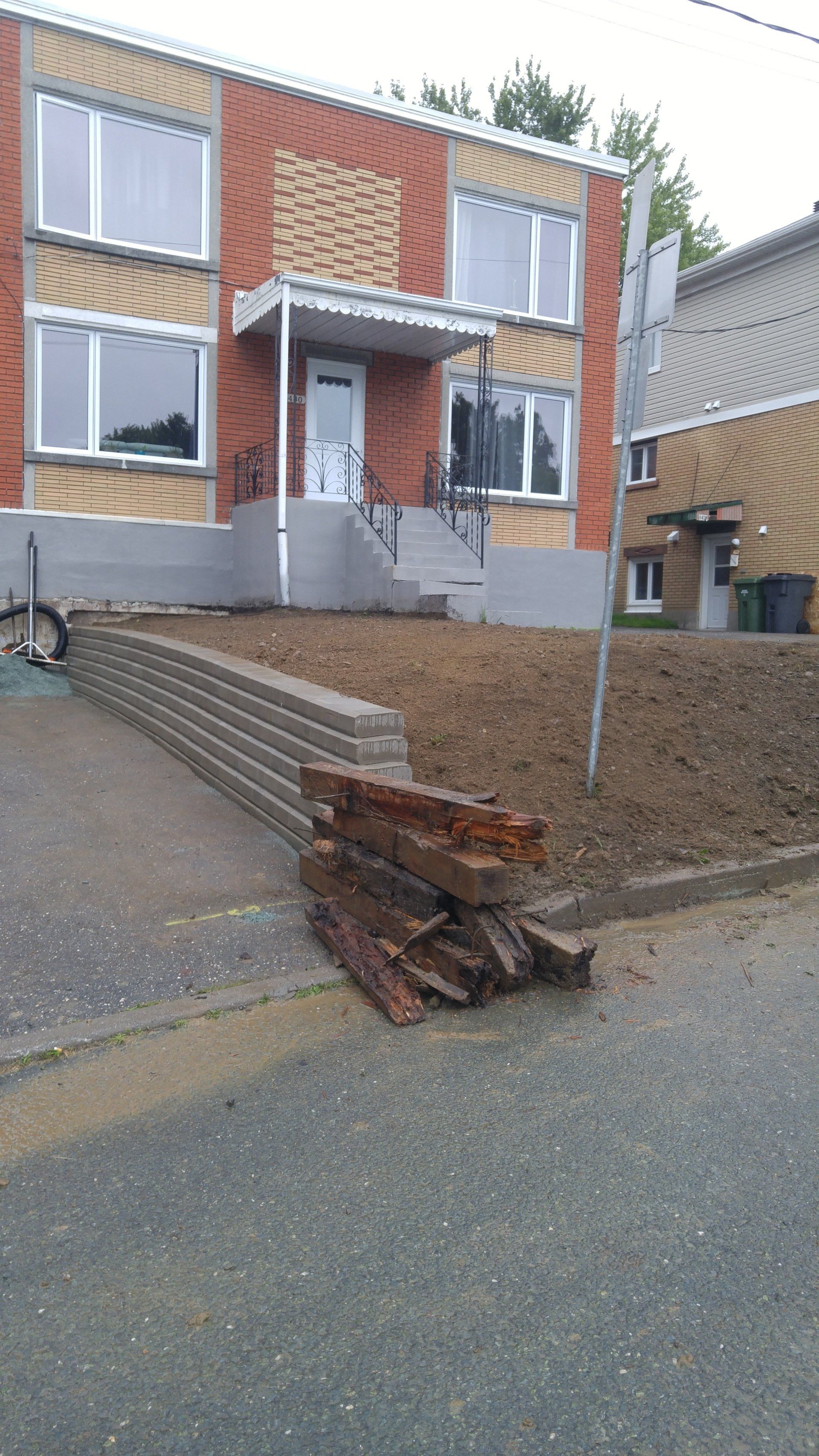 devant l'appartement avec de la terre au lieu de l'herbe