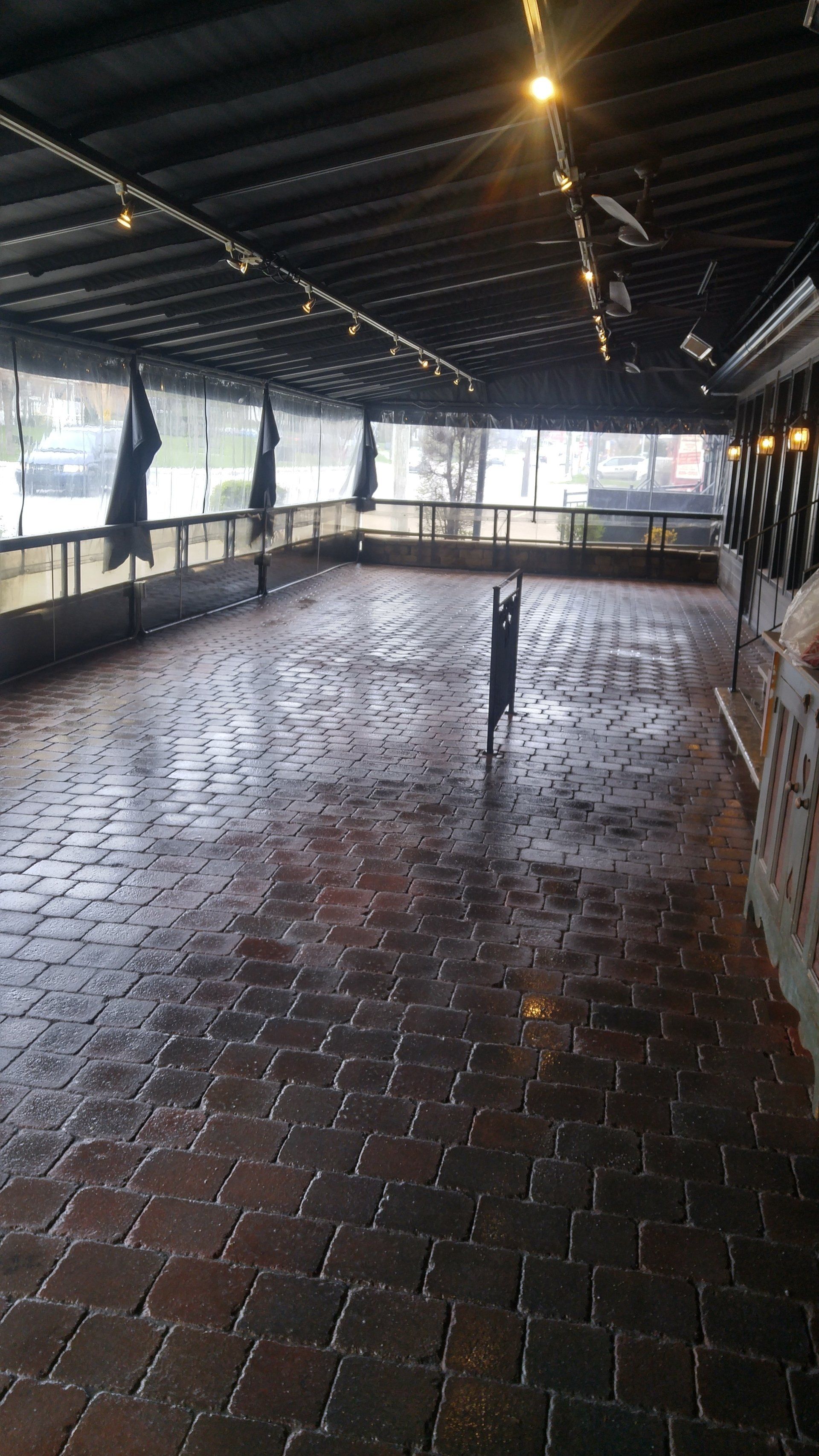 restaurant en pavé uni pour terrasse récemment nettoyée