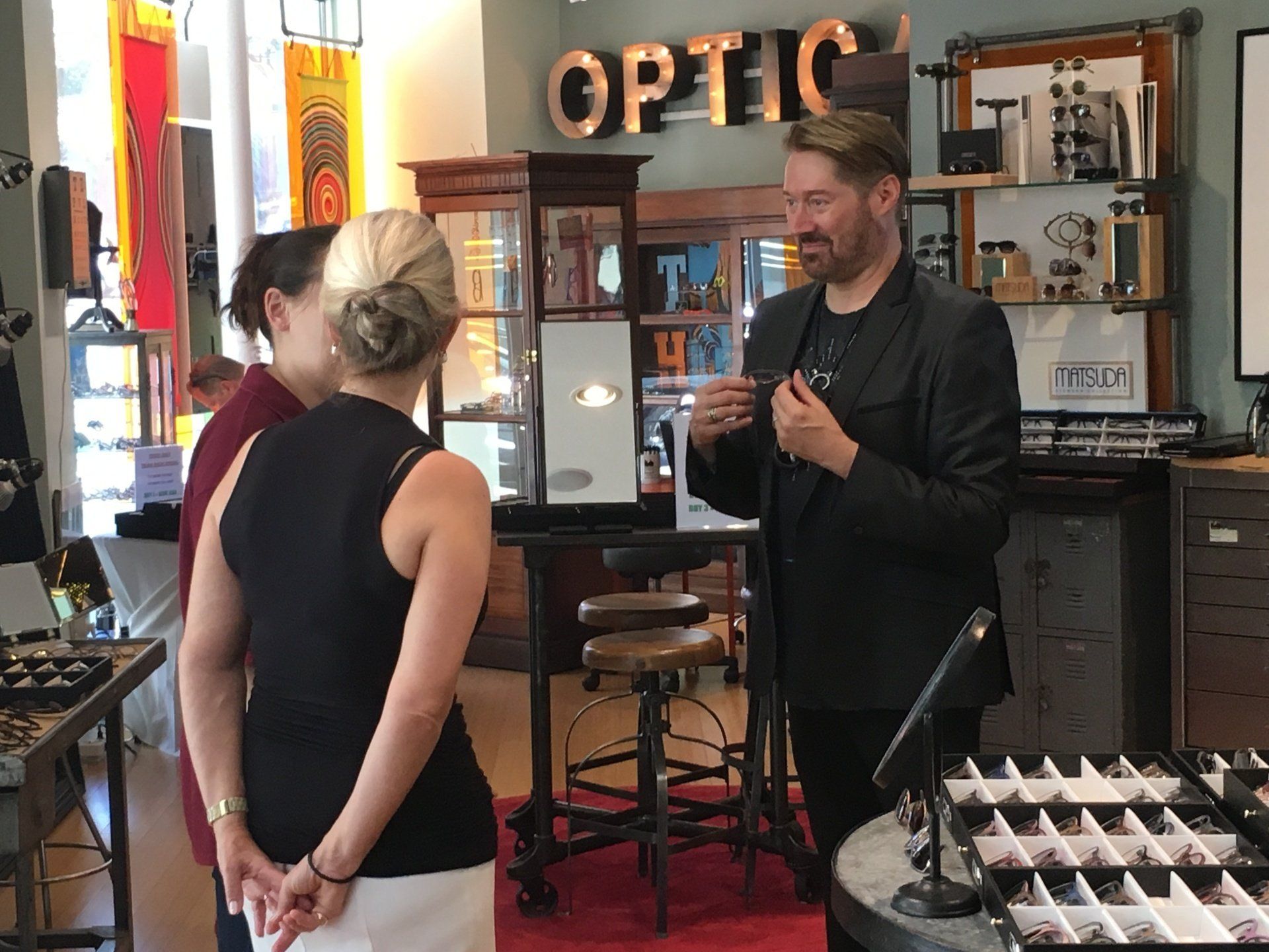 People talking to vendor at 2016 trunk show event