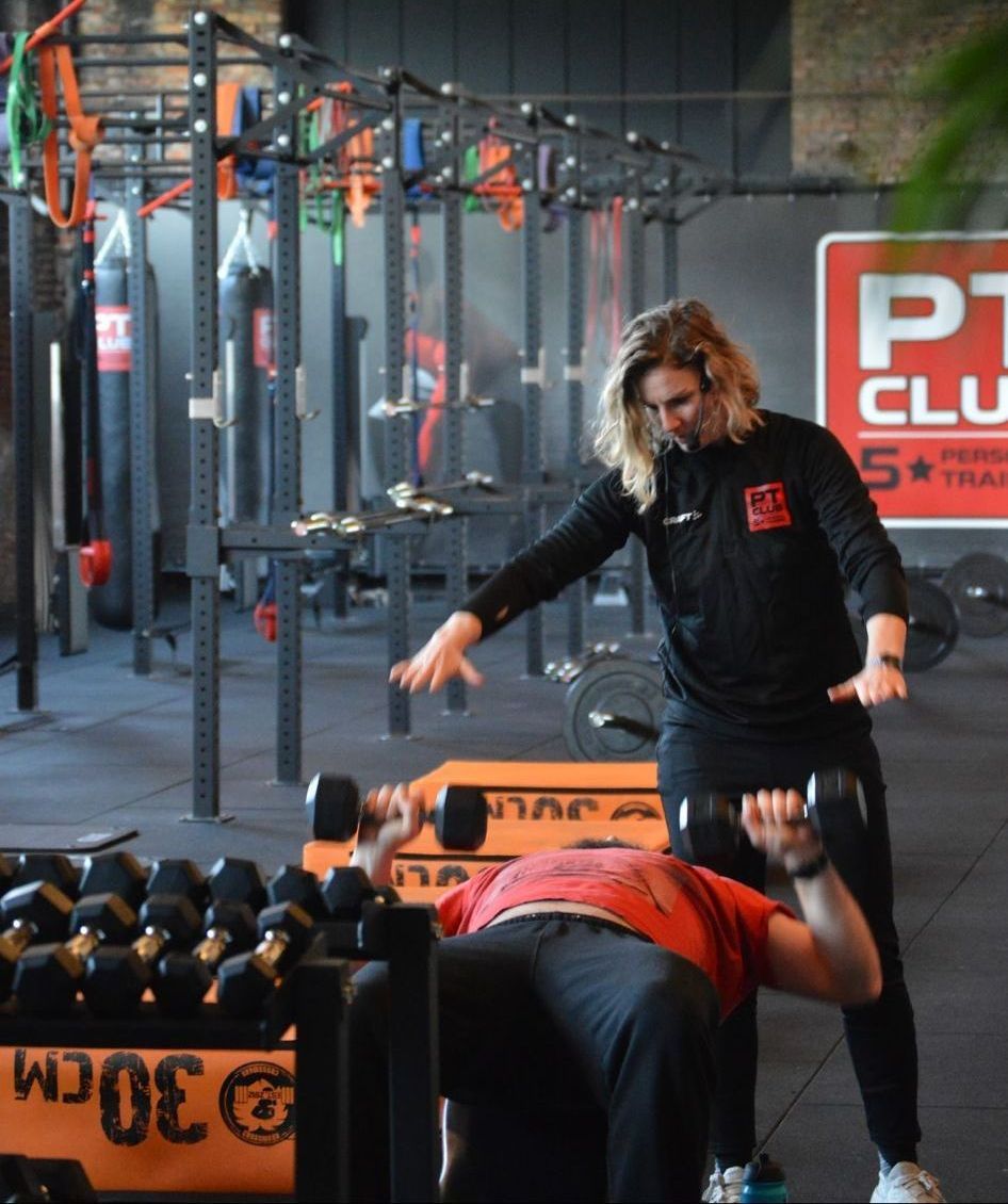 trainster coacht man tijdens chestpress. Full body workout door middel van circuittraining.