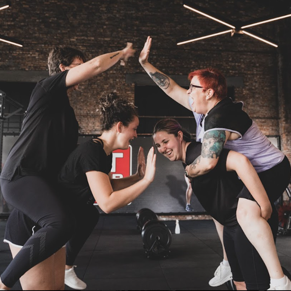 Groepstraining bootcamp voor vrouwen. Afvallen met begeleiding in Hasselt. Fun tijdens de training.